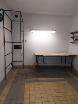 Suchá garáž  3,2×6 m  v uzavř.areálu, ve Zborovské ulice - 1
