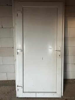 Vchodové plastové dveře , plastové okno,regály