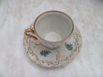 Porcelánové talíře a šálek