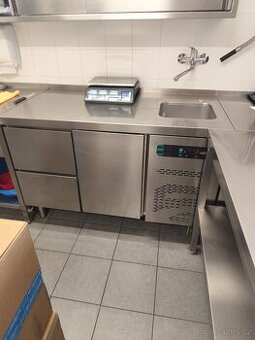 Chladící stůl s dřezem