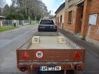 Nissan Navara D21 s vlekem