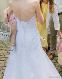 Krásné svatební šaty s vlečkou a holými zády vel. 36