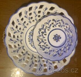 Keramické bílé vykrajované misky s modrým dekorem - 1