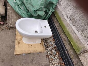 LEVNĚ PRODÁM NOVÝ BIDET