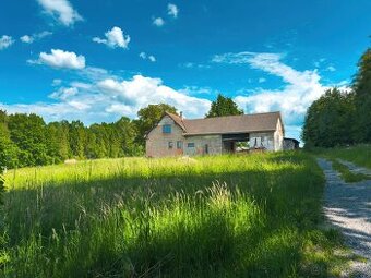 Dům v podhůří Beskyd s pozemkem přes 27 000 m²