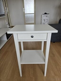 Noční stolek HEMNES (Ikea)