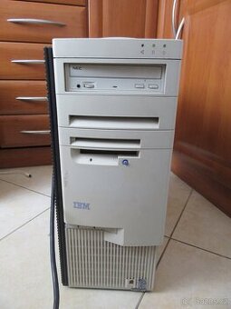 Nabízím starý stolní PC IBM. Ventilátor běží. Diody svítí. M