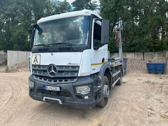 Prodám Mercedes Arocs ramenový nosič kontejneru
