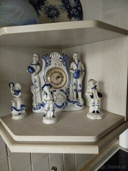 Porcelánové hodiny s figurkami