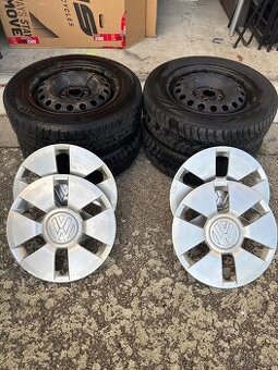 Plechové disky se zimními pneu + originál VW poklice – VW Up