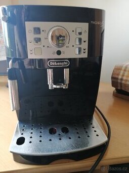 Automaticky kavovar DeLonghi magnifica s