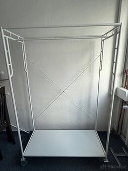 Šatní stojan pojízdný na oblečení