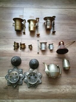 Hmoždíř,džezva,svícen,konvice,alpaka.