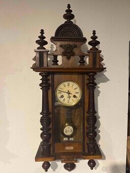 Originální černoleské nástěnné hodiny s kyvadlem