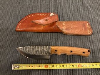 Ručně vyráběný nůž od nožíře