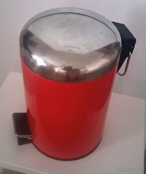 Odpadkový koš. Kovový. Na pedál.