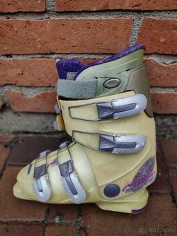 Dívčí/dámské lyžáky Rossignol na vel. 37-38
