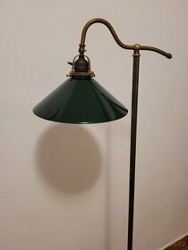stará stojací podlahová mosazná lampa, zelené stínidlo
