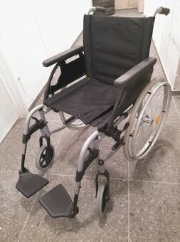 Skládací mechanický invalidní vozík