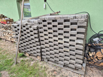 Zámková dlažba Icko / Kost cca 32m² 2000 za celek