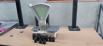 Mechanická váha + závaží, cena za celek 1000,-Kč