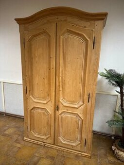 Dřevěná sKříň šíře 127cm 2dveřová