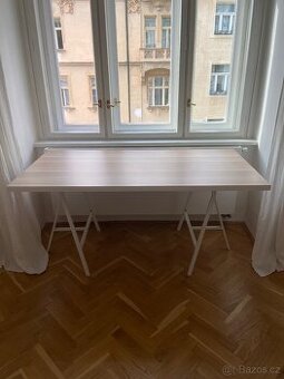 Dřevěný stůl