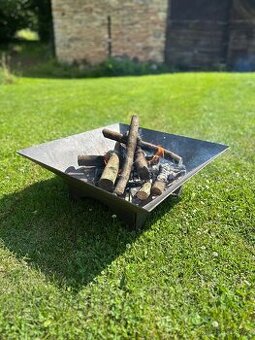 Pozemek se stavbami na okraji vesnice - 1