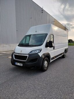 Půjčte si dodávku Peugeot Boxer L4H3 s nákladovou rampou