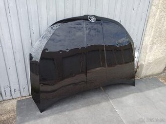 Kapota Škoda Karoq po kroupách