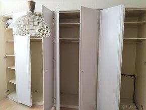 Prostorná šatní skříň vhodná do ložnice. Bežová / krémová