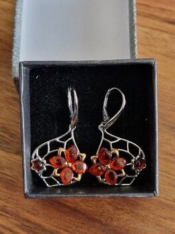 Nové nádherné stříbrné (punc 925) naušnice s jantar.kytičkou