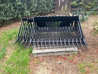 Třídící, prosévací lopata na čelní nakladač pro malotraktor.