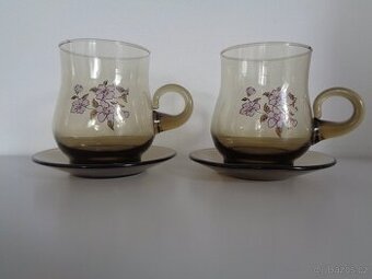 2 hrníčky s podšálky z kouřového skla s kytičkou