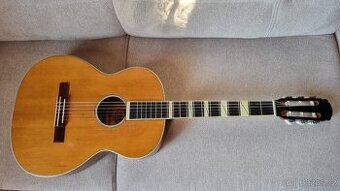 Celomasivní kytara od houslaře