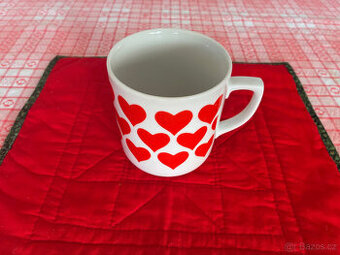 Hrnek retro červená srdíčka, vzácný