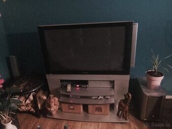 Starší telka Panasonic s veškerou výbavou