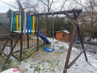 Dětská zahradní houpačka se skluzavkou.