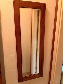 Nástěnné zrcadlo v dřevěném rámu