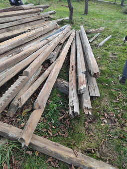 ručně tesané trámy ze střechy