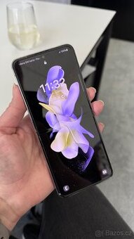 Samsung Galaxy Z Flip4, prakticky nový, záruka, pojištění