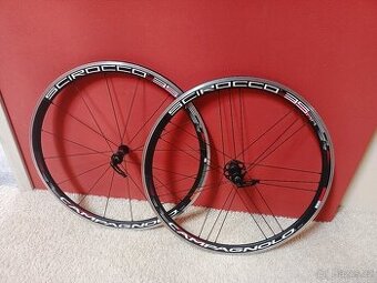 Campagnolo Scirocco 35 vypletená kola ořech Shimano HG