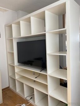 IKEA stěna s knihovnou