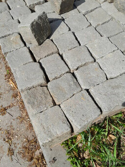 ŽULOVÉ KOSTKY šedé 10x10x10 cca 24m2