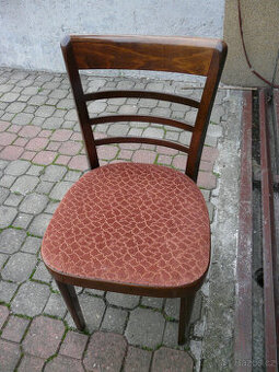 Dřevěvé židle.