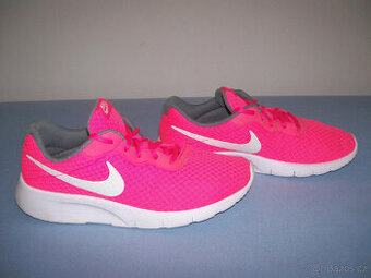 Sportovní obuv dětská  NIKE - č. 38,5  (nebarvící podrážka)