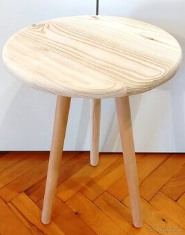 Květinový stolek na trojnožce