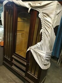 STAROŽITNÝ NÁBYTEK - skříň, přiborník, stůl