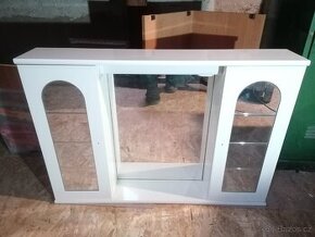 Zrcadlová skříňka s osvětlením a zásuvkou 230V