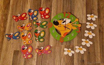 Nástěnné hodiny s motivem žirafy